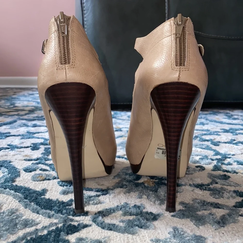 Beautiful Leather Strappy Heel’s by Aldo - Picture 5 of 10